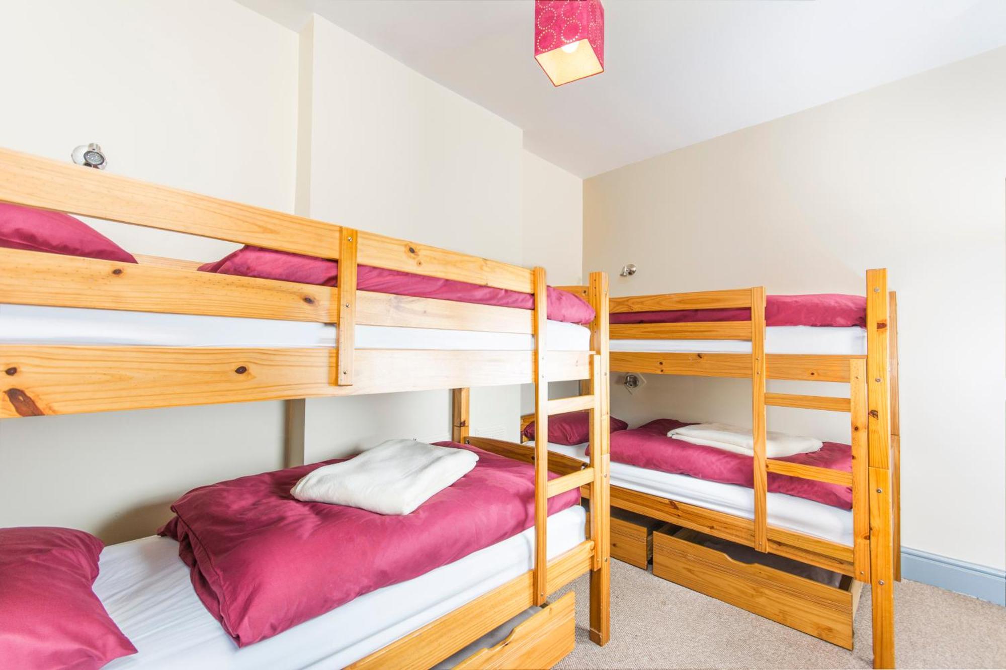 Llangollen Hostel Guest Rooms - No Dormitories - Self Catering المظهر الخارجي الصورة