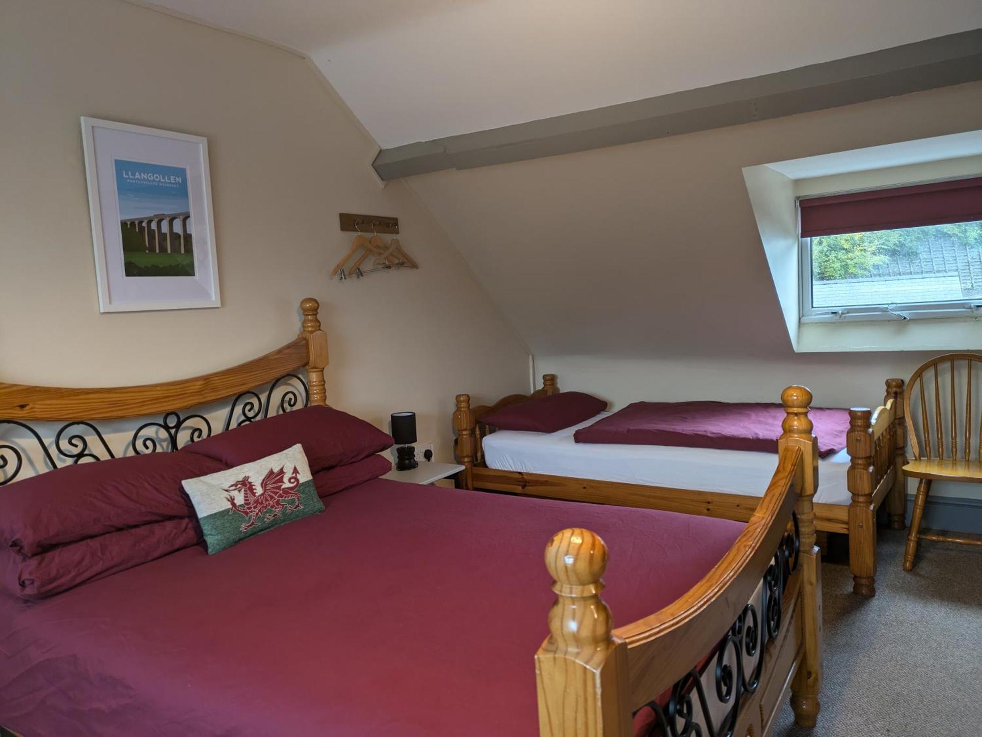 Llangollen Hostel Guest Rooms - No Dormitories - Self Catering الغرفة الصورة