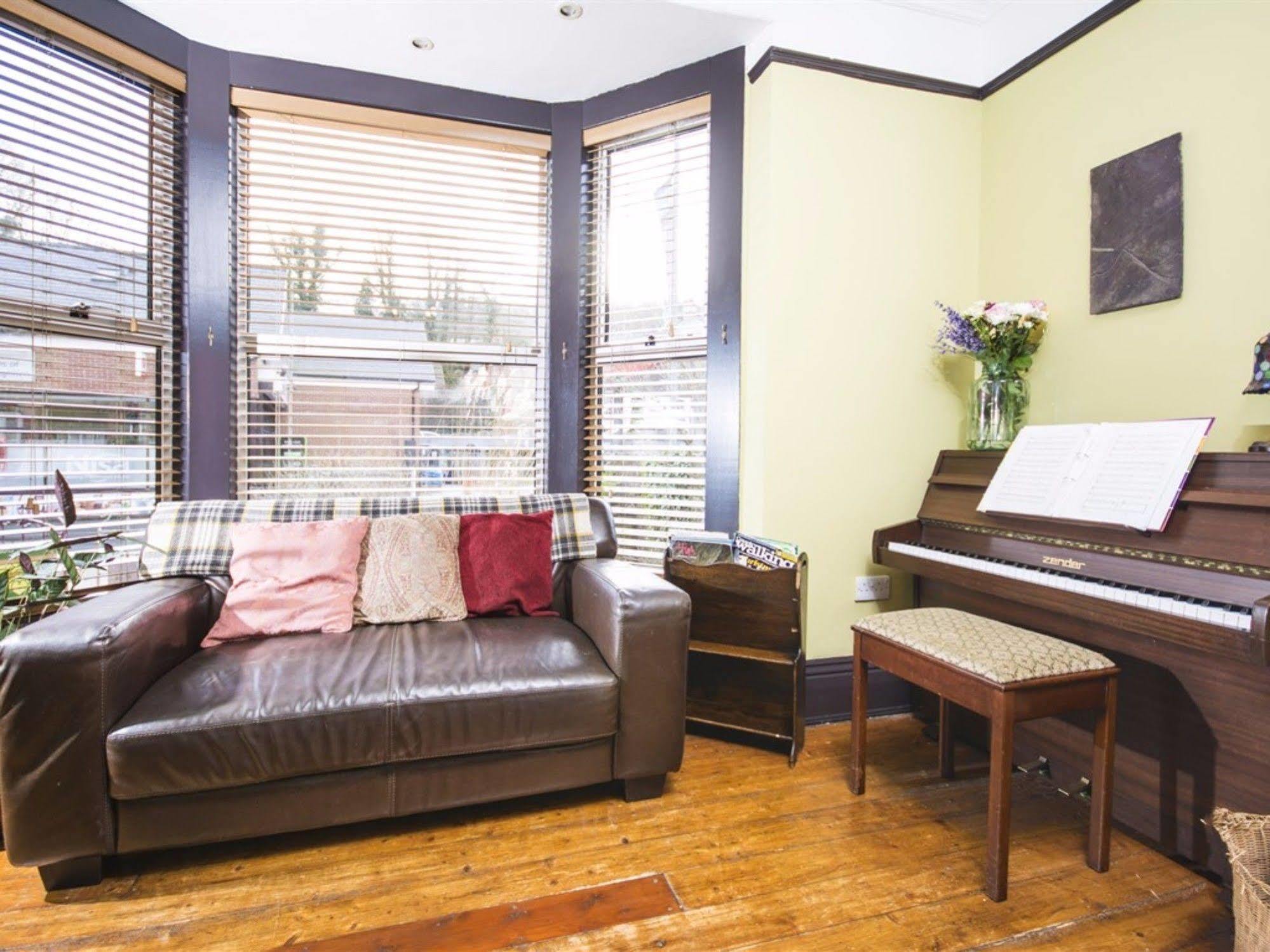 Llangollen Hostel Guest Rooms - No Dormitories - Self Catering المظهر الخارجي الصورة