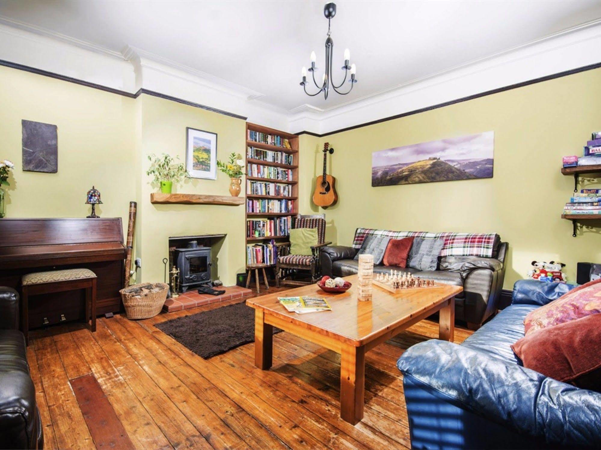 Llangollen Hostel Guest Rooms - No Dormitories - Self Catering المظهر الخارجي الصورة